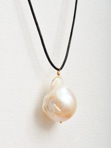 Collar con colgante perla barroca grande