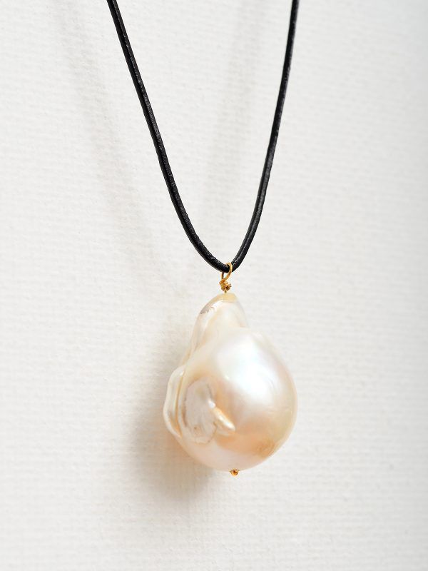 Collar con colgante perla barroca grande