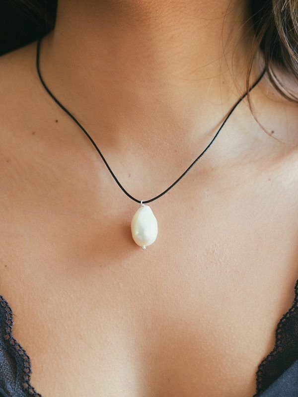 Collar perla mediana con cordón cuero