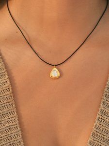Collar con colgante diamante oro y cuero