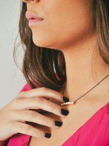 Collar con mini perlas y turmalina con cadena de plata rutenio