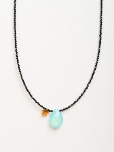 Collar espinela con calcita verde
