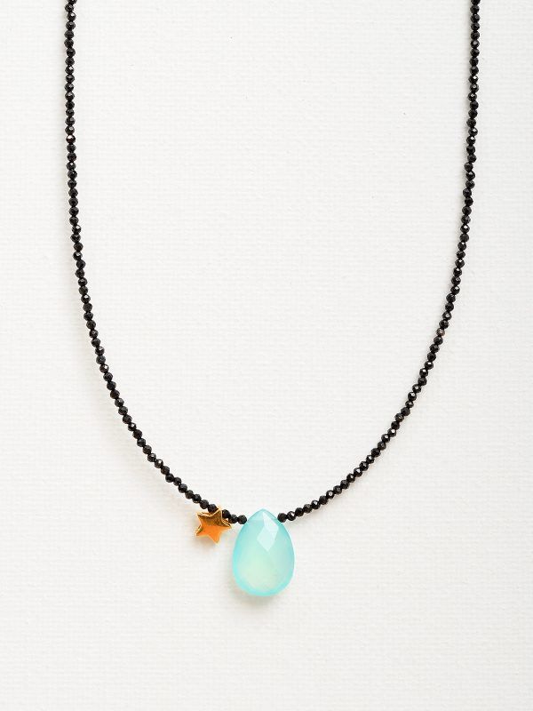 Collar espinela con calcita verde