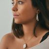 Collar con perla cuadrada rosa en modelo