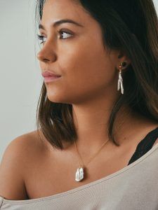 Collar con perla cuadrada rosa en modelo