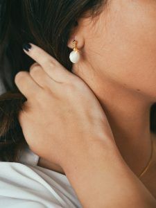 pendientes con perlas circulares y estrellas hematites